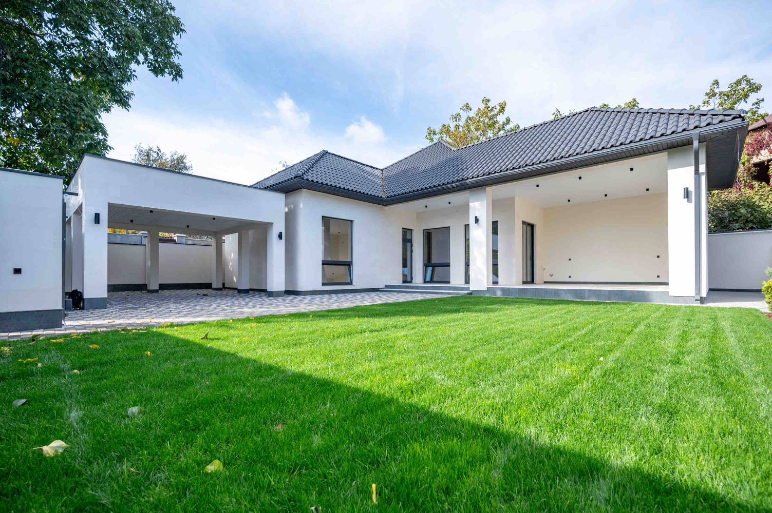 Будинок з газоном із встановленою водостічною системою AQUASTOK